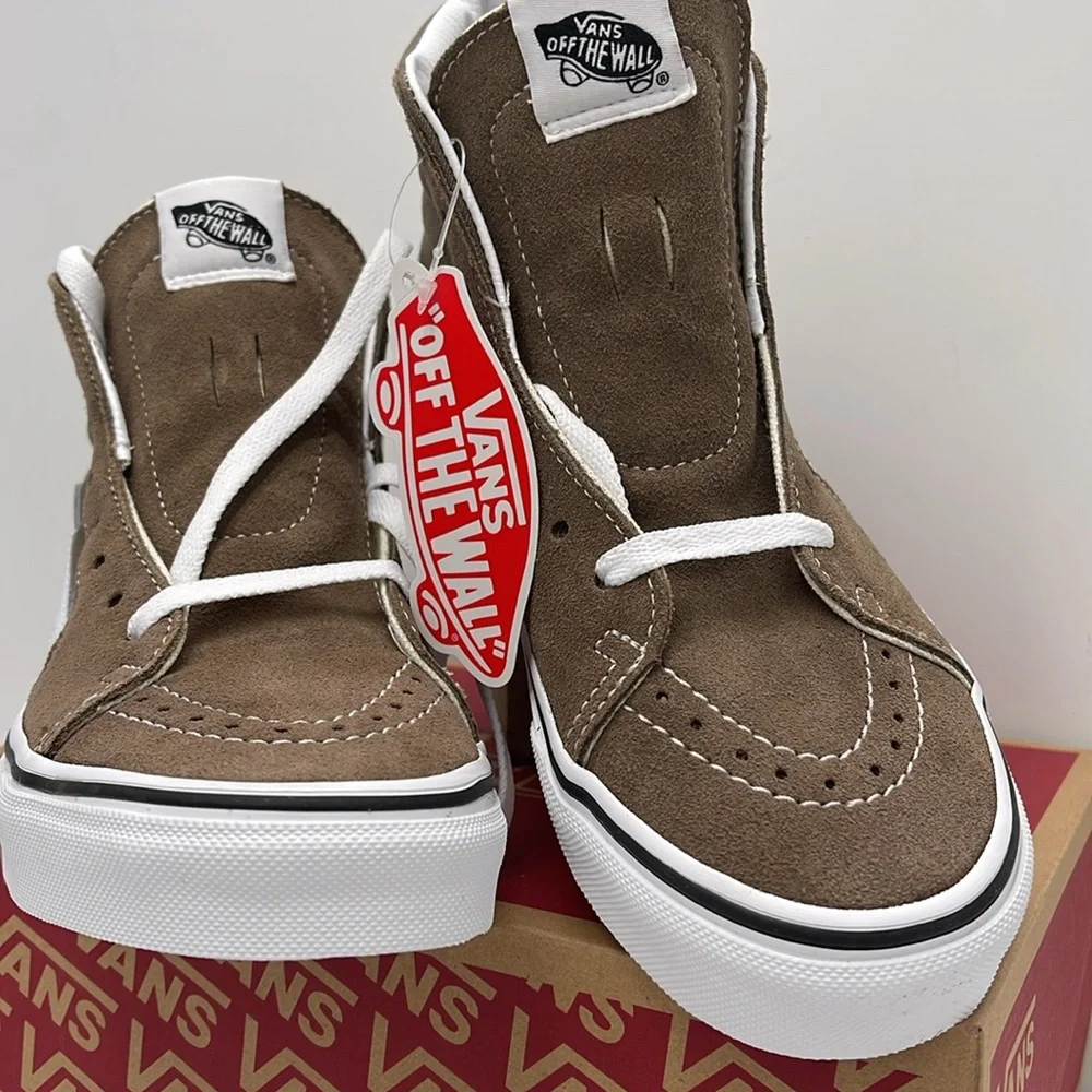 Vans WMNS Sk8-Hi Color Theory Walnut
VN0007NP1NU
Sneakers - Picture 5 of 16